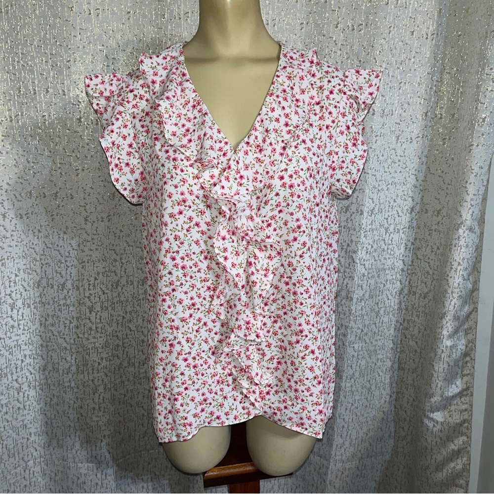 Everleigh Cream colored floral print ruffled front blouse, nwt, Small